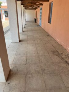 καθαρισμός πλακών πεζοδρομίου